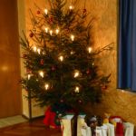 Die Geschenke, die der Nikolaus an die Kinder übergeben wird, stehen unter dem Christbaum bereit