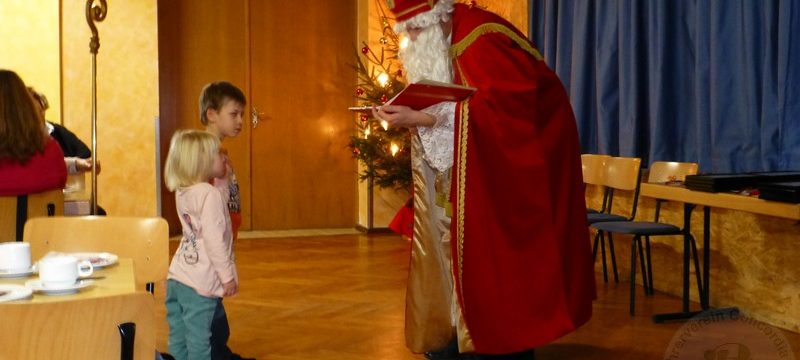 Respekt hatten die Kinder vor dem Nikolaus schon, dabei war das ein ganz netter Nikolaus