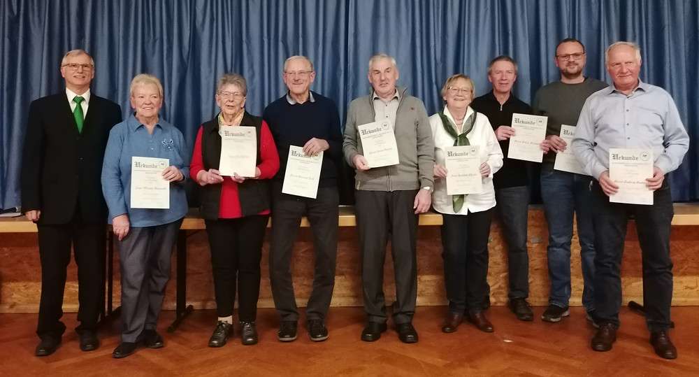 Von links nach rechts: Marita Reinwald, Elke Pfister, Heinrich Guth, Anton Högler, Gerlinde Pfister, Julius Hummel, Michael Hübner und Ludwig Hummel.